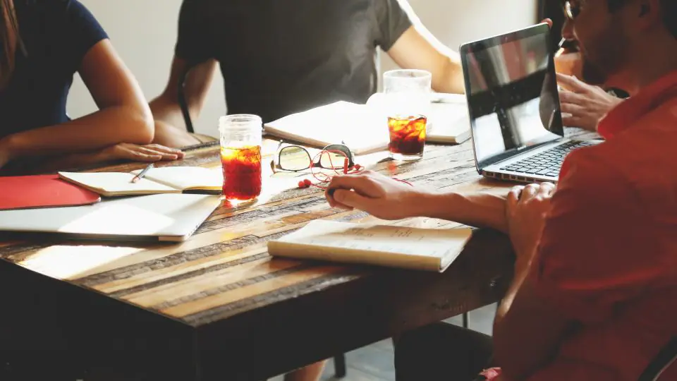 Cómo crear Landings B2B campañas de Google Ads: Le enseñaremos cómo construir y optimizar páginas de destino para conversiones para maximizar su ROI PPC.
