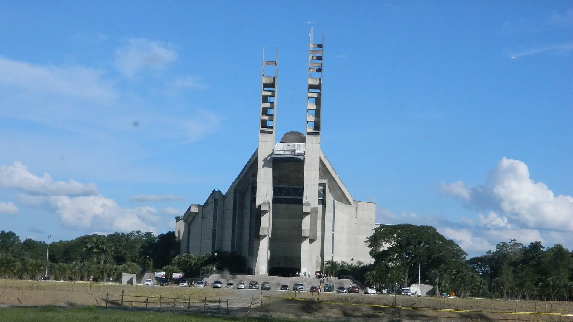 Santuario Virgen de Coromoto a la distancia