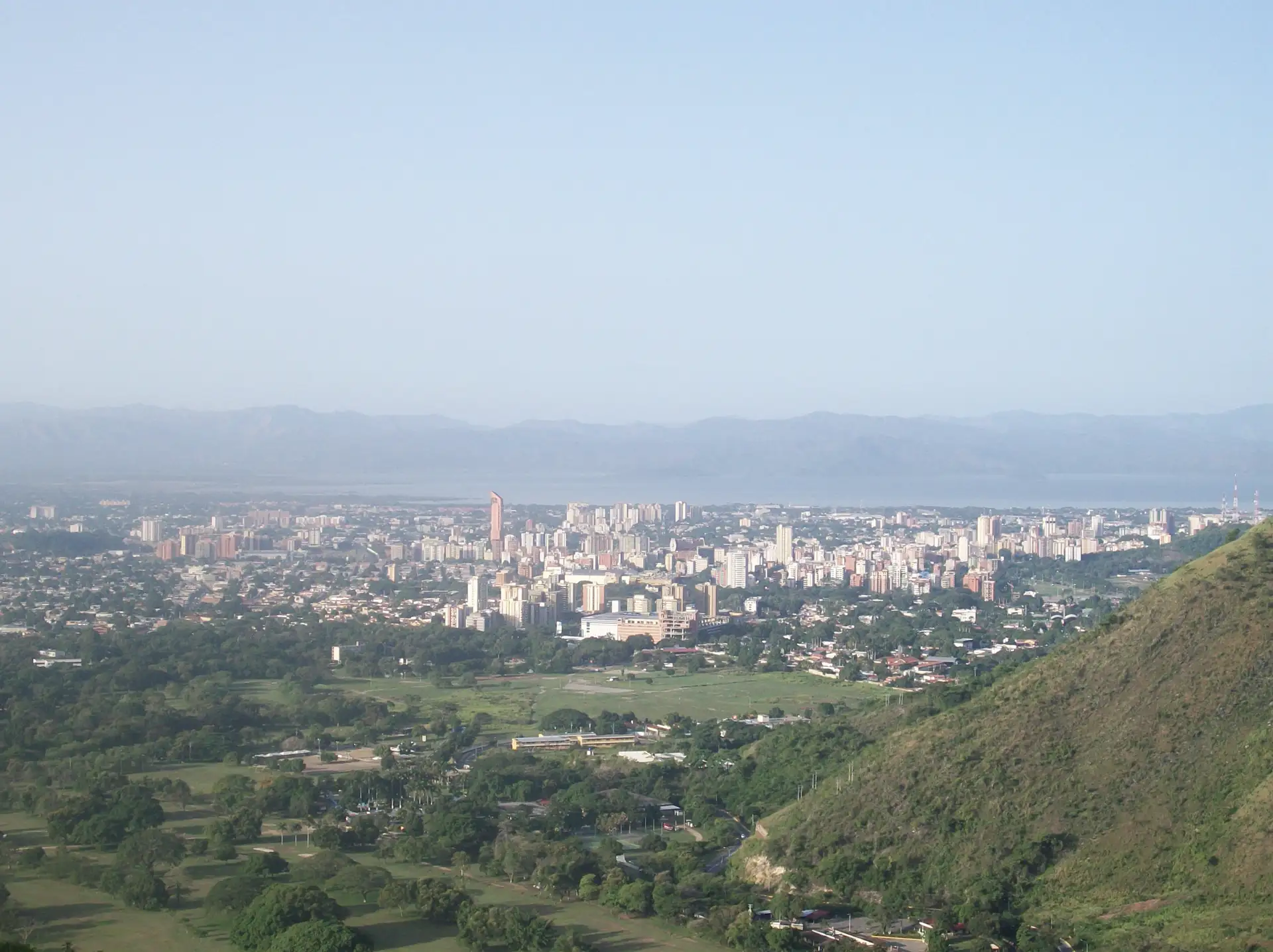 Panorámica de Maracay, Aragua, entre montañas